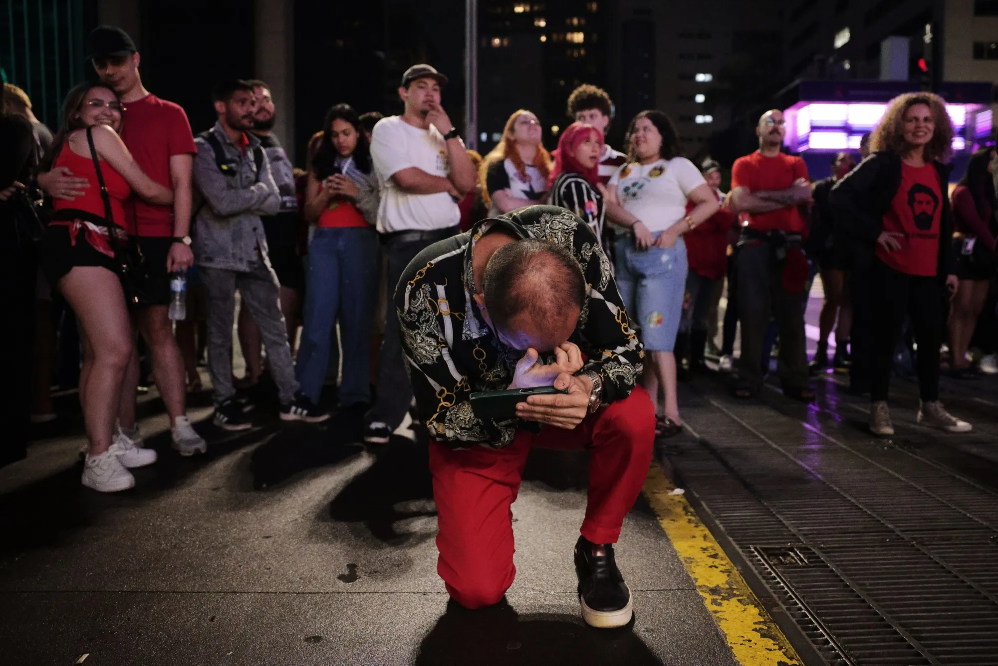 Brazil confronts the end of the Lula era as presidential vote goes to second round; Flávio Bolsonaro leads incumbent Lula