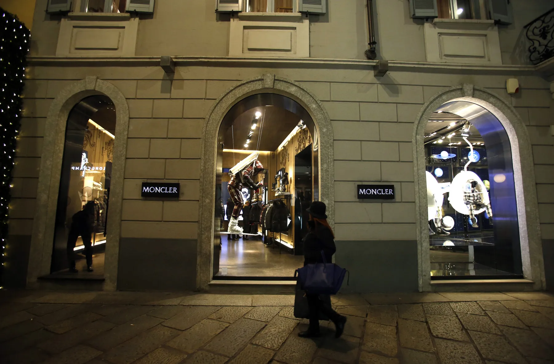 General Retail And Economy As Italy Sells Bonds Ahead Of Senate Confidence Vote