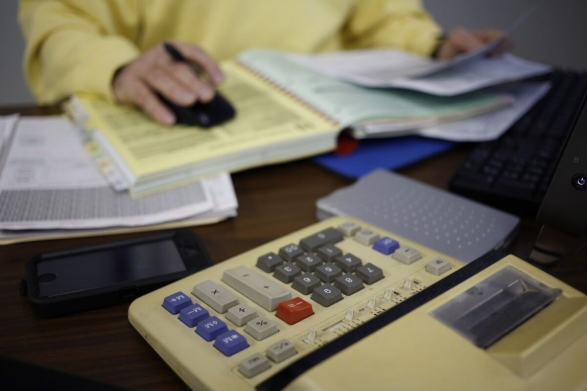 bloomberg.com - Sinead Cruise - Retail Advisers Ditching Private Assets as Workload Outstrips Fees