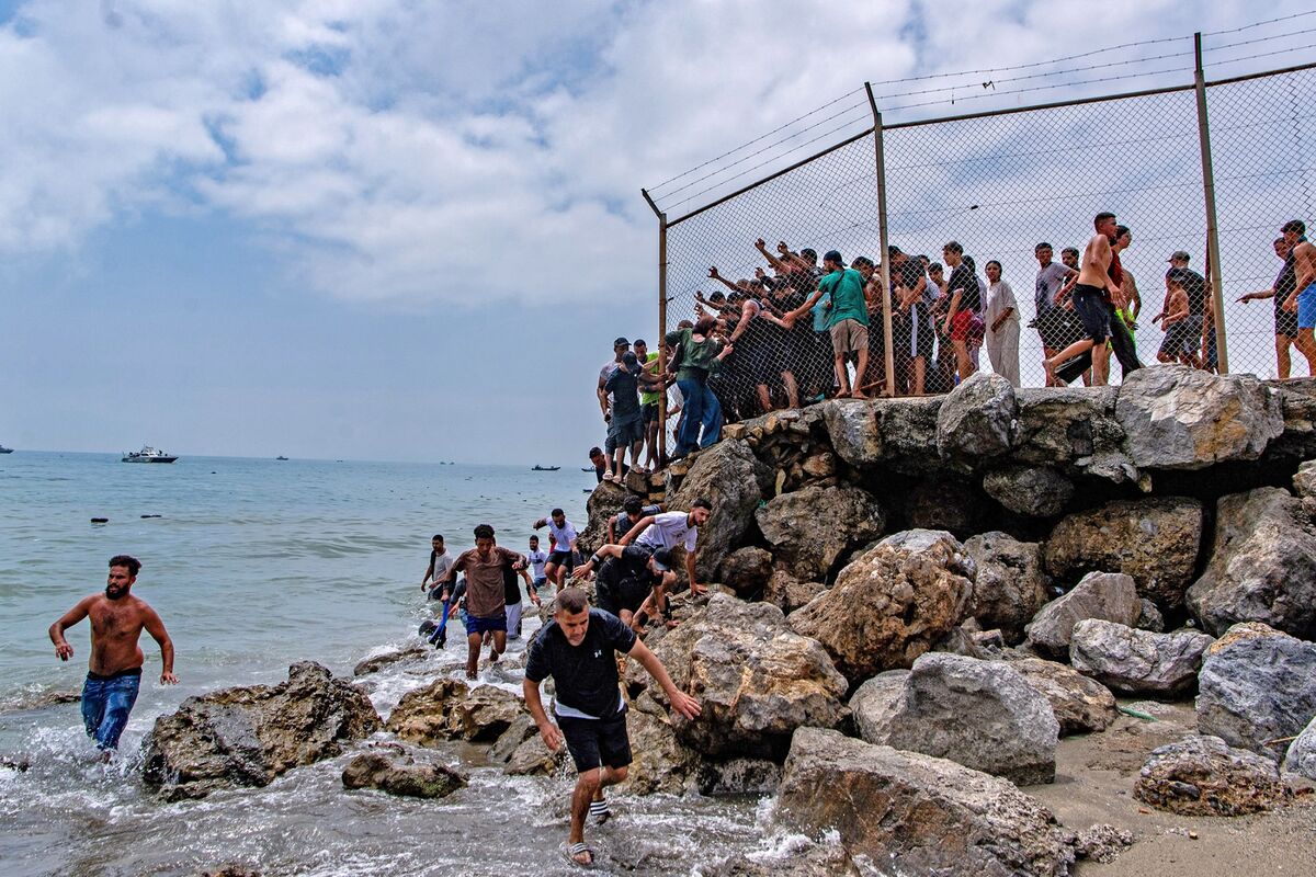 Ceuta bajo presión tras llegada récord de migrantes de Marruecos a España