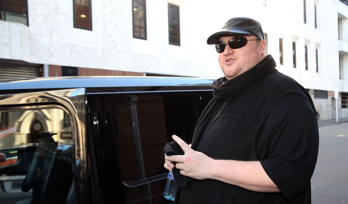 Kim Dotcom Vows to Fight Extradition as Co-Defendants Get Deal - Bloomberg