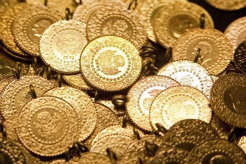 Gold to Gain to $2,000 on Money Printing, Deutsche Bank Says