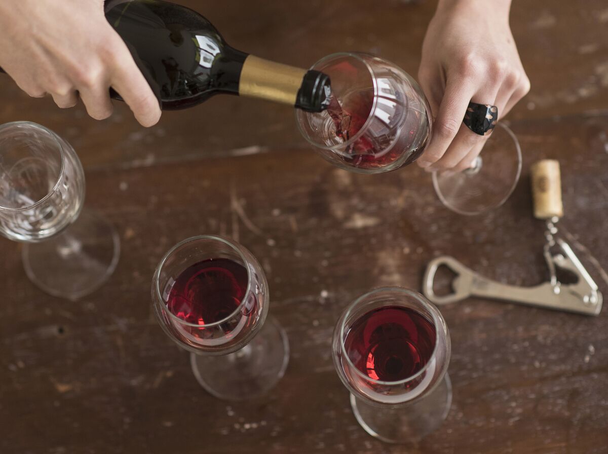 Вино помогает слушать. Подача вина. Вино может просачиваться. Портвейн подарочный припыленная бутылка. Есть и пить вино на рабочем месте.