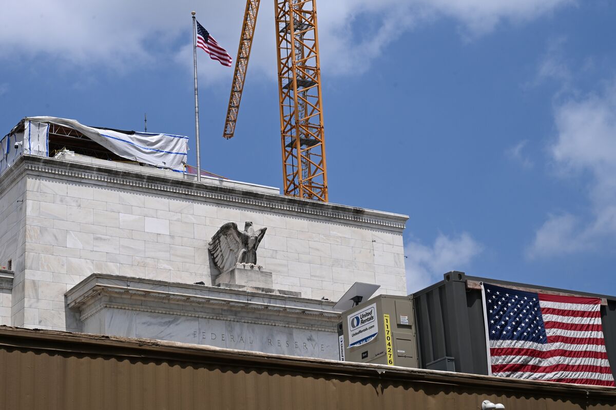 ブルームバーグのニュース記事「FRB追加利下げ、当局者間で見解の相違拡大も-タカ派がインフレ警戒」の画像