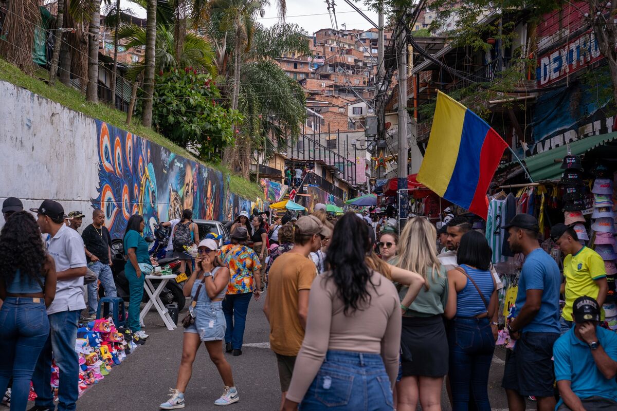 Colombia Central Bank to Hike Interest Rate in Last Petro-Era Meeting