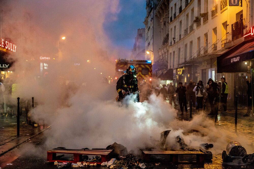 How Yellow Vest Protests Swelled Into Risk For Macron Quicktake Paris Braces For Unrest As Yellow Vest Protesters Take To The Streets