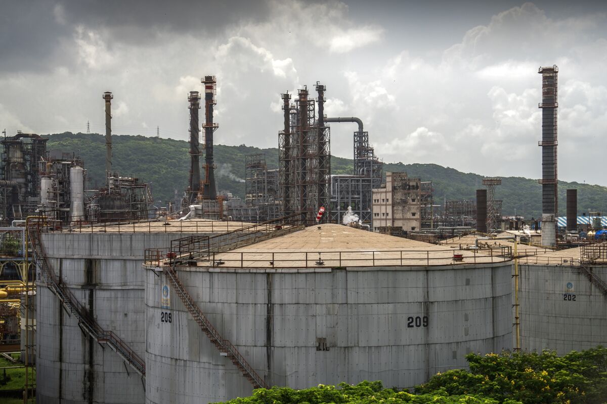 Giá dầu ổn định sau mức giảm mạnh nhất trong gần ba tuần