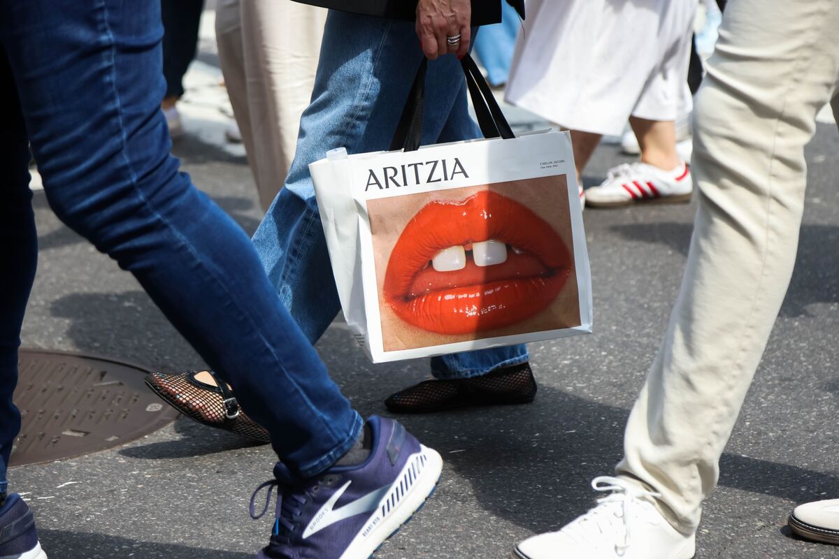 Aritzia Rises Most in Over Two Years on Beat, Better Outlook