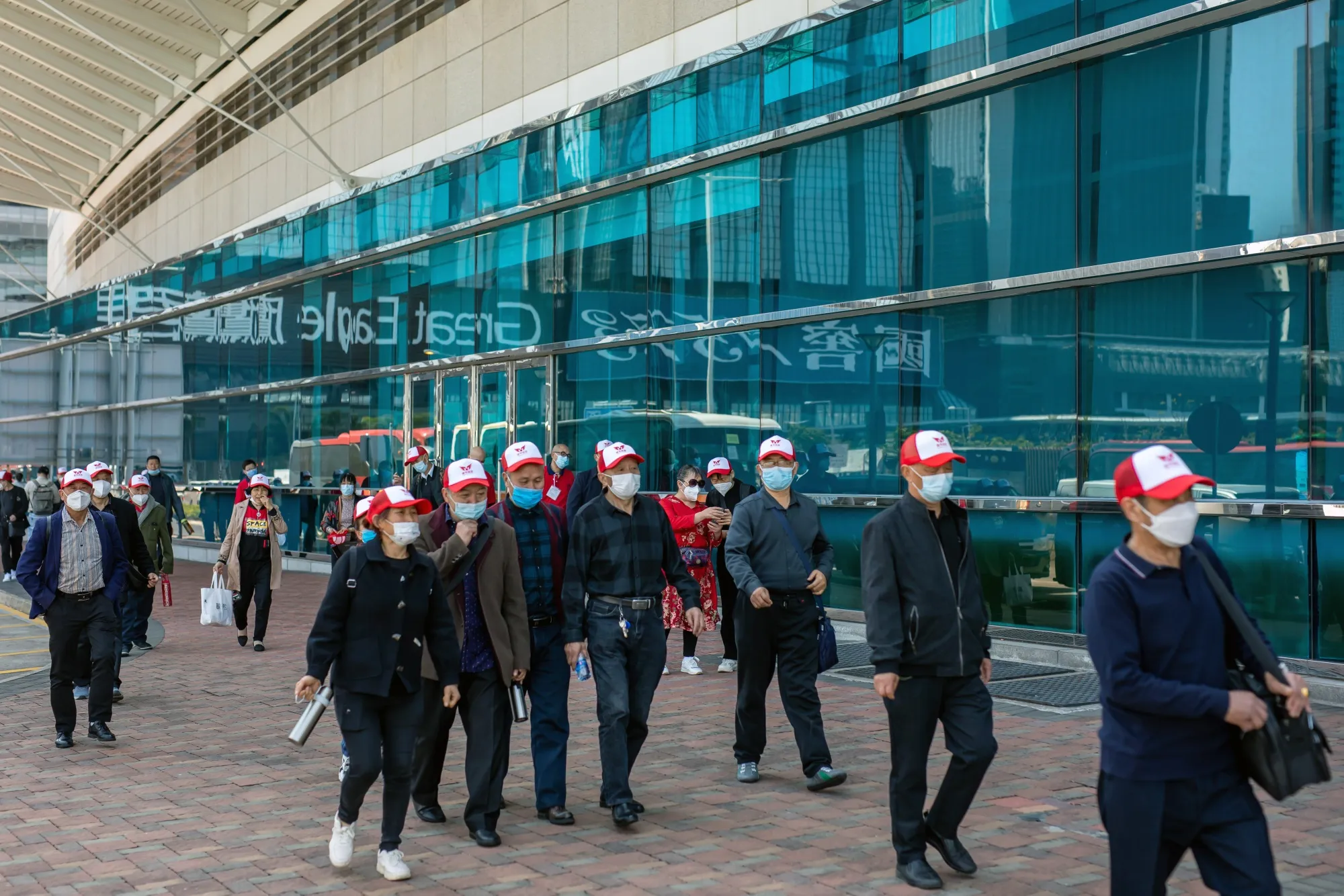 Tourists wear masks in Hong Kong, a practice that took off during the Covid pandemic. Researchers are now unraveling the virus’s longer-term impacts, including on brain fog and clotting.&nbsp;