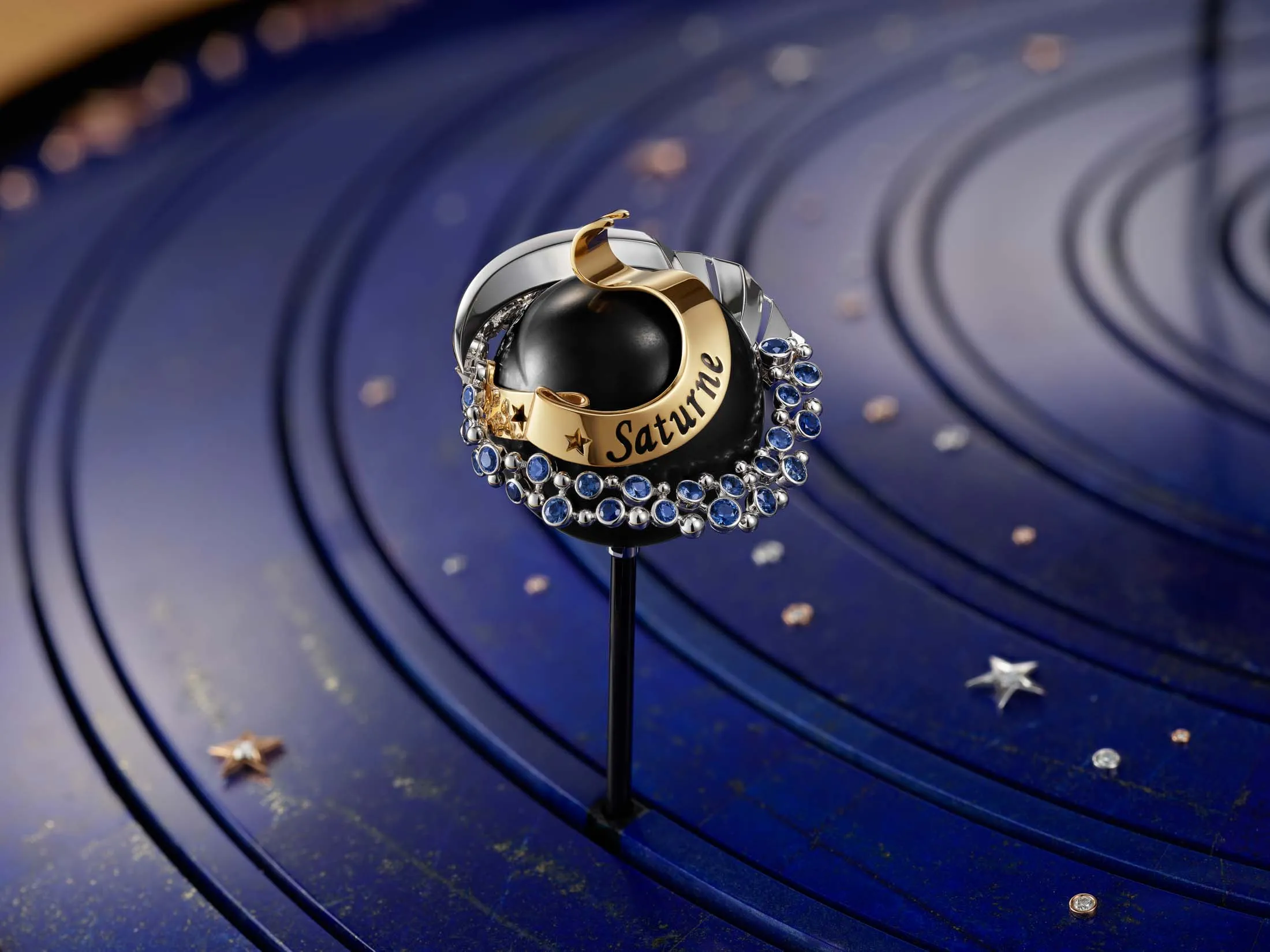Van Cleef Makes Jewelry Robot Covered in Gold and Diamonds - Bloomberg