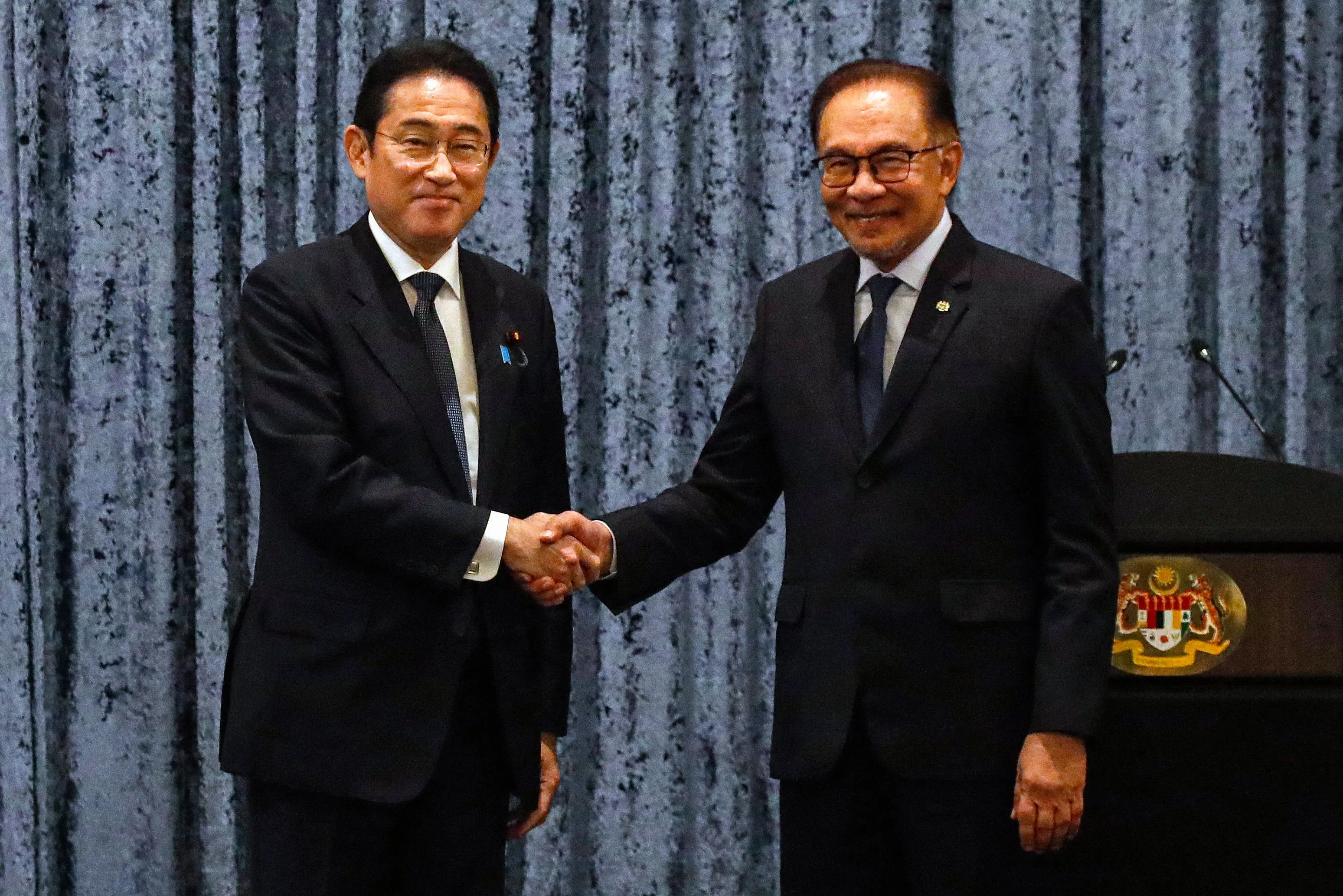 Fumio Kishida with Anwar Ibrahim in Putrajaya, on Nov. 5.