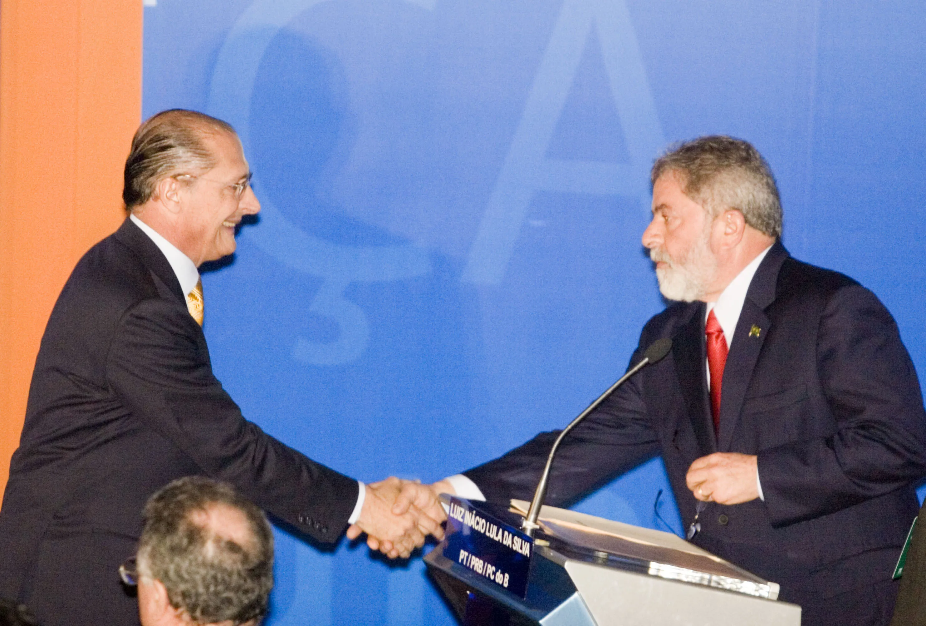 Luiz Inacio Lula da Silva shakes hands with Geraldo Alckmin at a presidential debate in 2006.