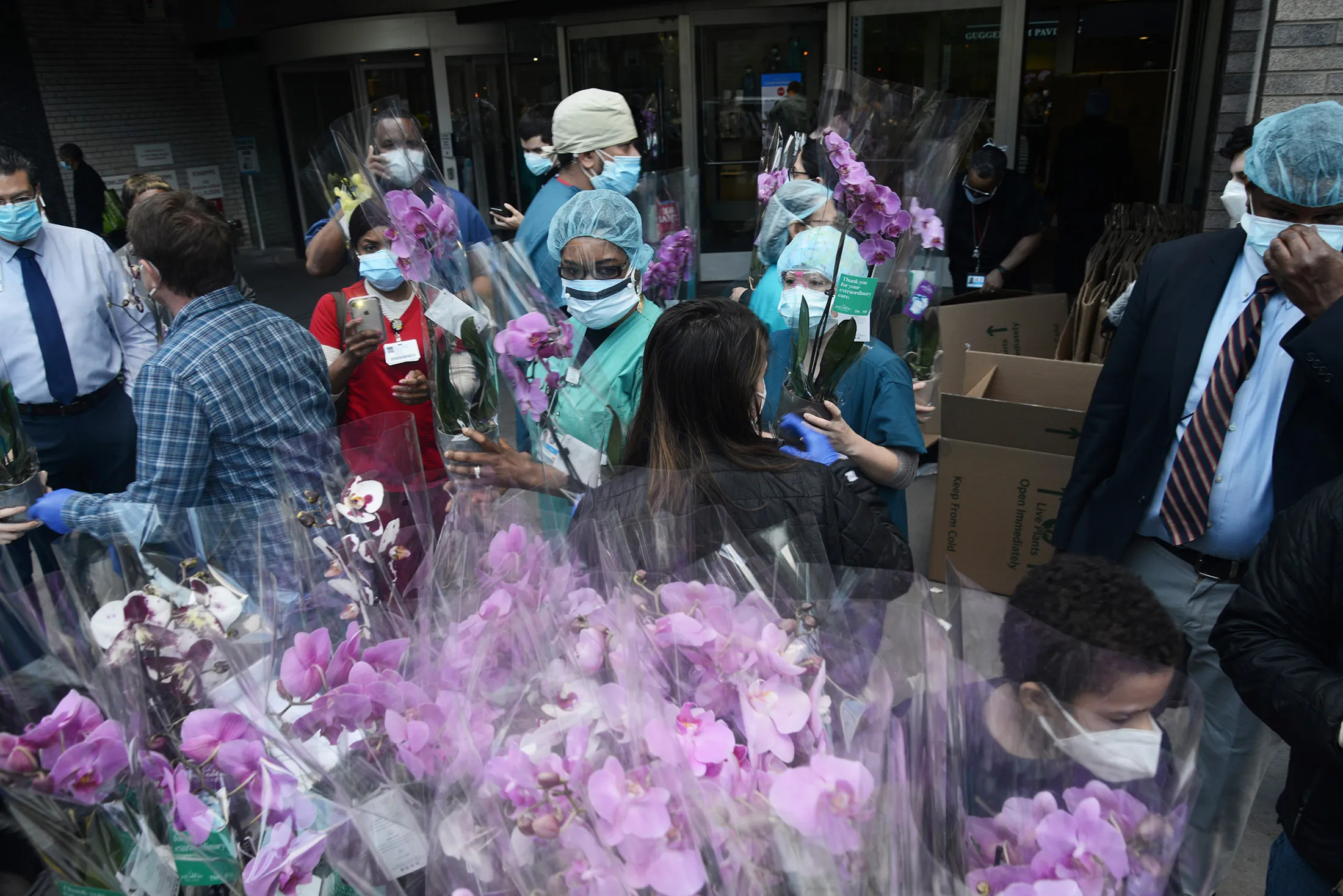 Healthcare workers&nbsp;from&nbsp;Mount Sinai Hospital line up to receive flowers in New York on May&nbsp;7.