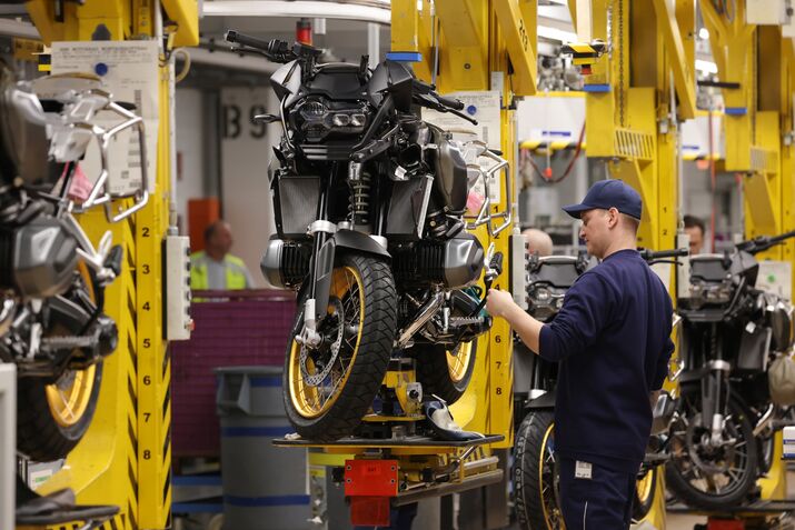 Scholz Visits BMW Motorcycle Factory