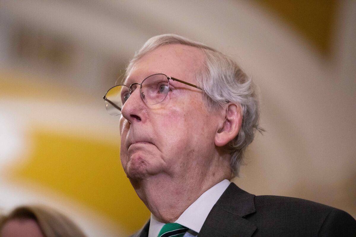 Mitch McConnell appears to freeze up during presser, led away by Senate  colleagues