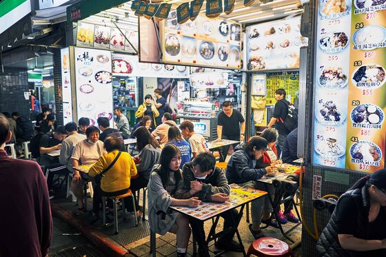 In Taiwan's Night Markets, Locals Sip Bubble Tea and Wait for Tourists