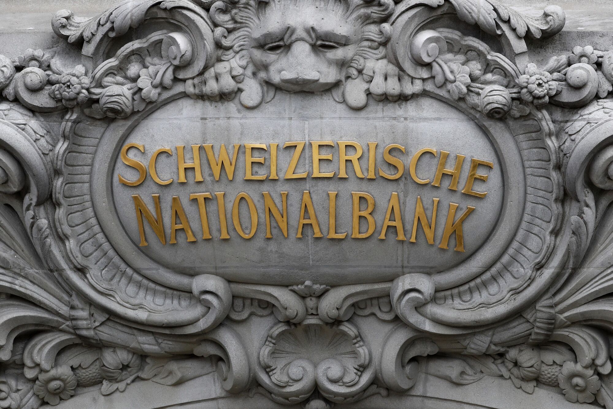 Bank returns. Швейцарский банк. Банк Швейцарии. Швейцарский банк логотип. Центральный банк Швейцарии.