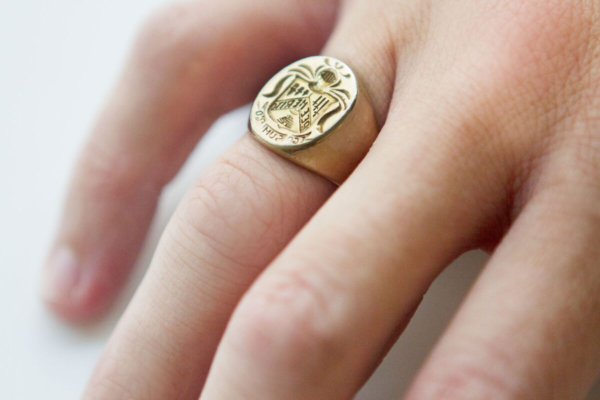 Schipbreuk mentaal Leegte Everything You Need to Know About Wearing a Signet Ring - Bloomberg
