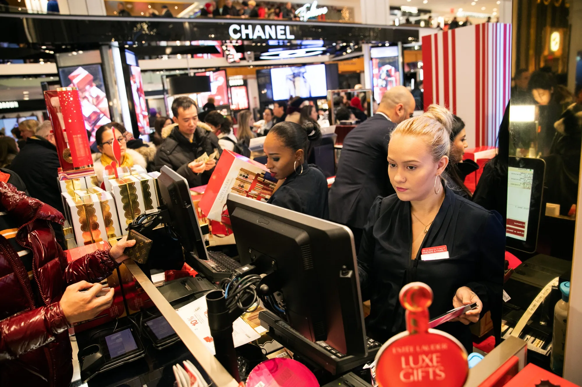Employees serve customers at the Macy's Inc. flagship store in New York, on&nbsp;Nov. 22, 2018.&nbsp;