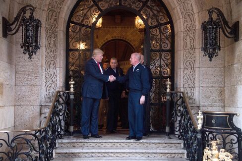 フロリダ州の別荘で防衛企業首脳らと握手するトランプ氏