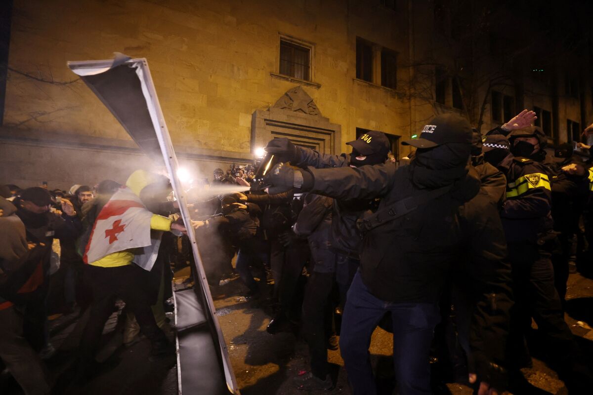 Georgian Protesters Clash With Police After EU Talks Were Frozen