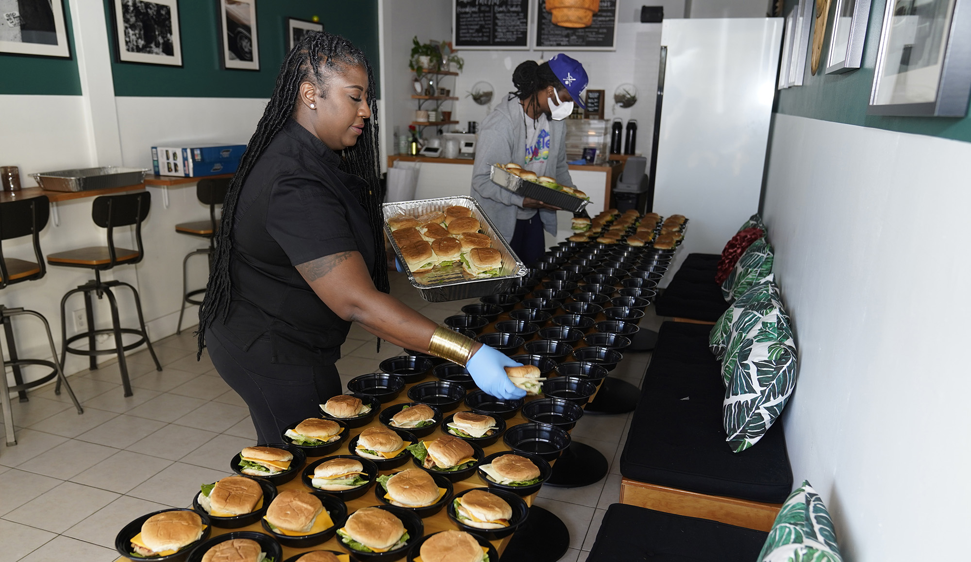 Los Angeles Rams visit local restaurant after heated Bengals practice