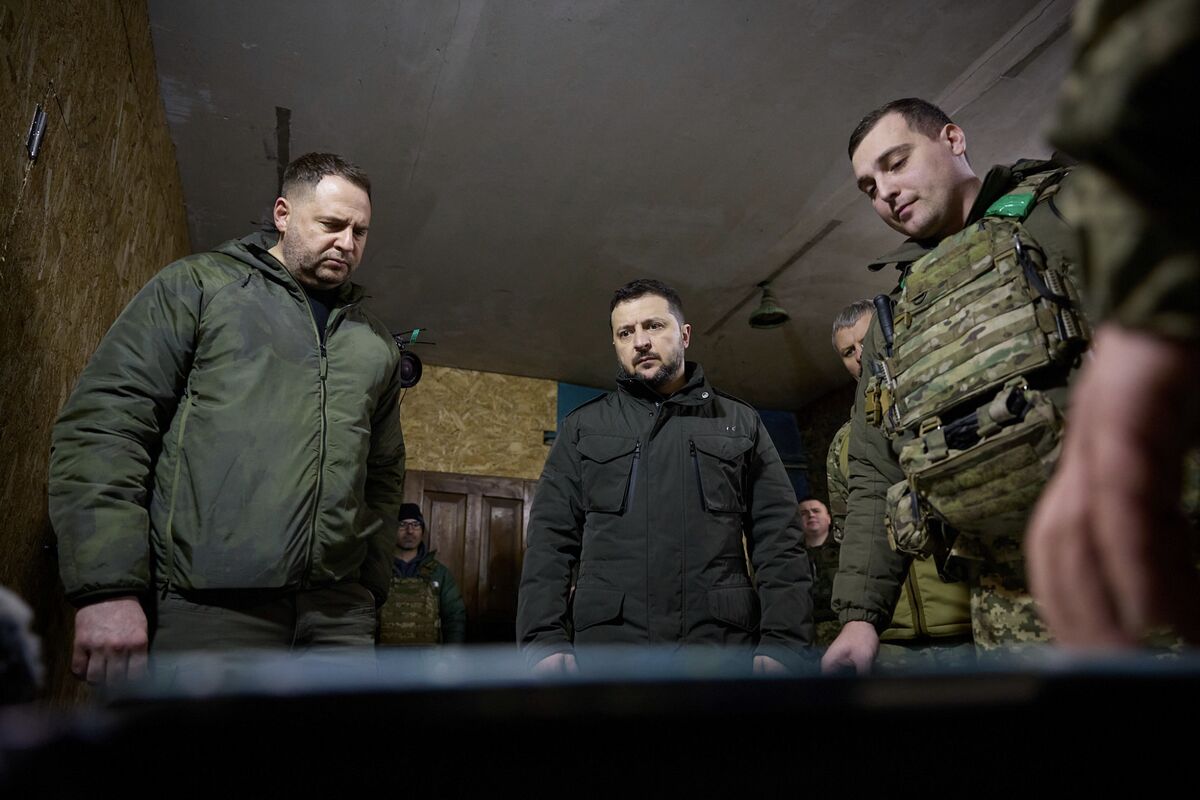 Ukraine Troops Visited By Zelenskiy as Russia Steps Up Offensive ...