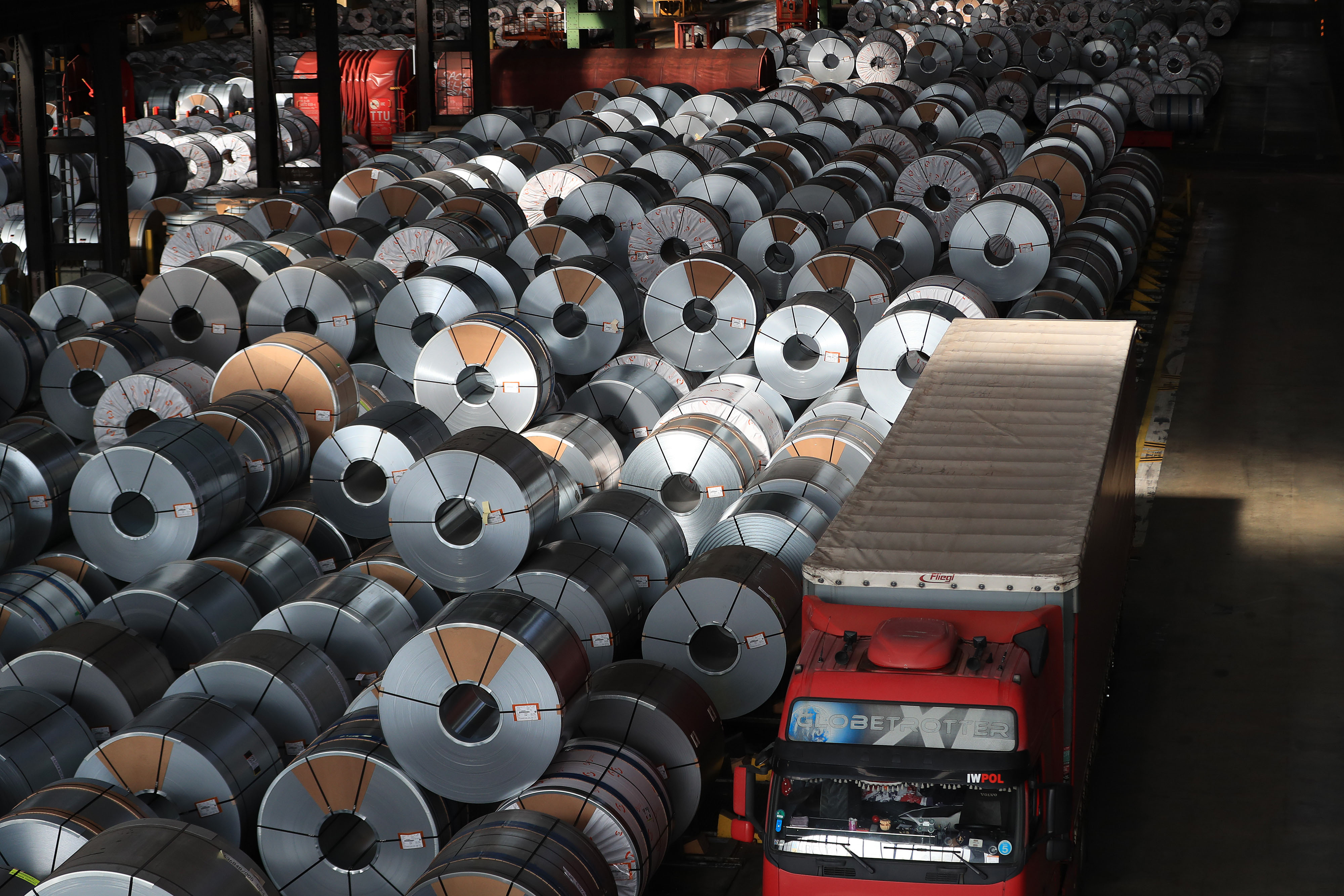 Les bobines d'acier se trouvent à côté d'un camion de transport dans une zone de stockage avant d'être expédiées à l'aciérie de Salzgitter AG à Salzgitter, en Allemagne, le lundi 2 mars 2020. Le sidérurgiste rapporte les résultats le 16 mars.