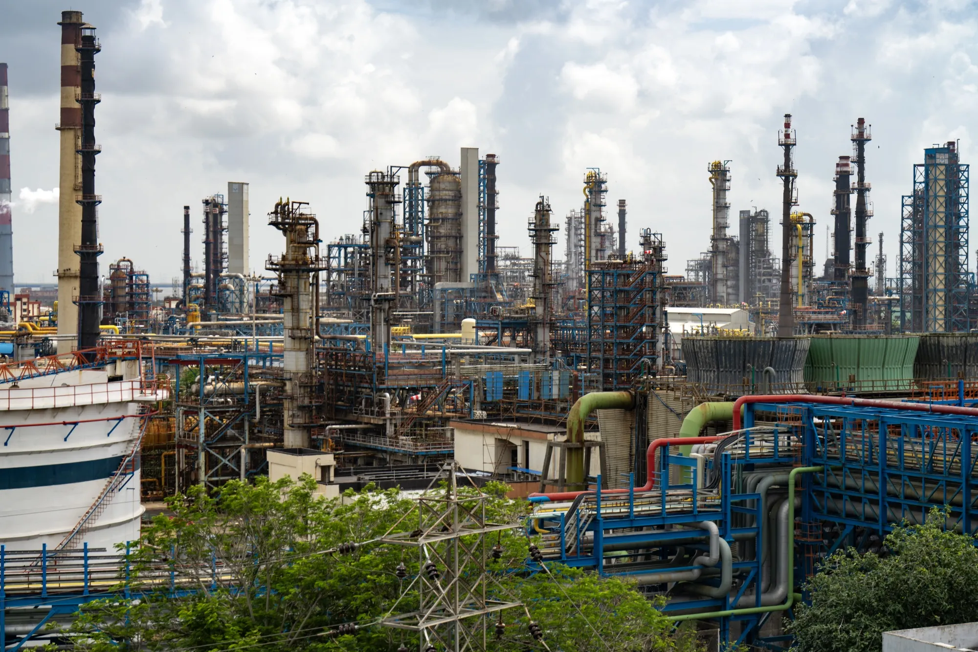 インドの石油精製会社、ロシア産原油の購入再開－米国は50％関税方針 - Bloomberg