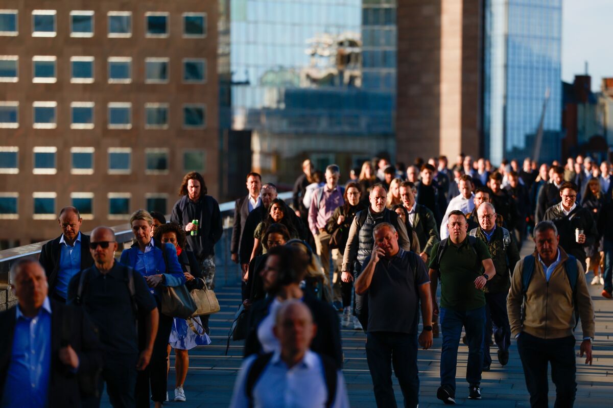UK Employment Falls, Wages Slow as Labor Market Weakens