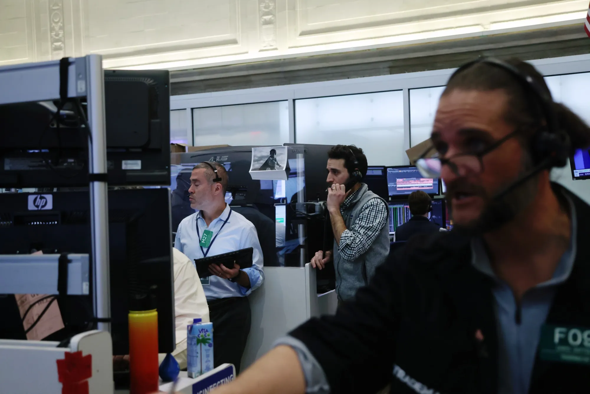 アメリカン証券取引所（AMEX）のフロアで働くトレーダー