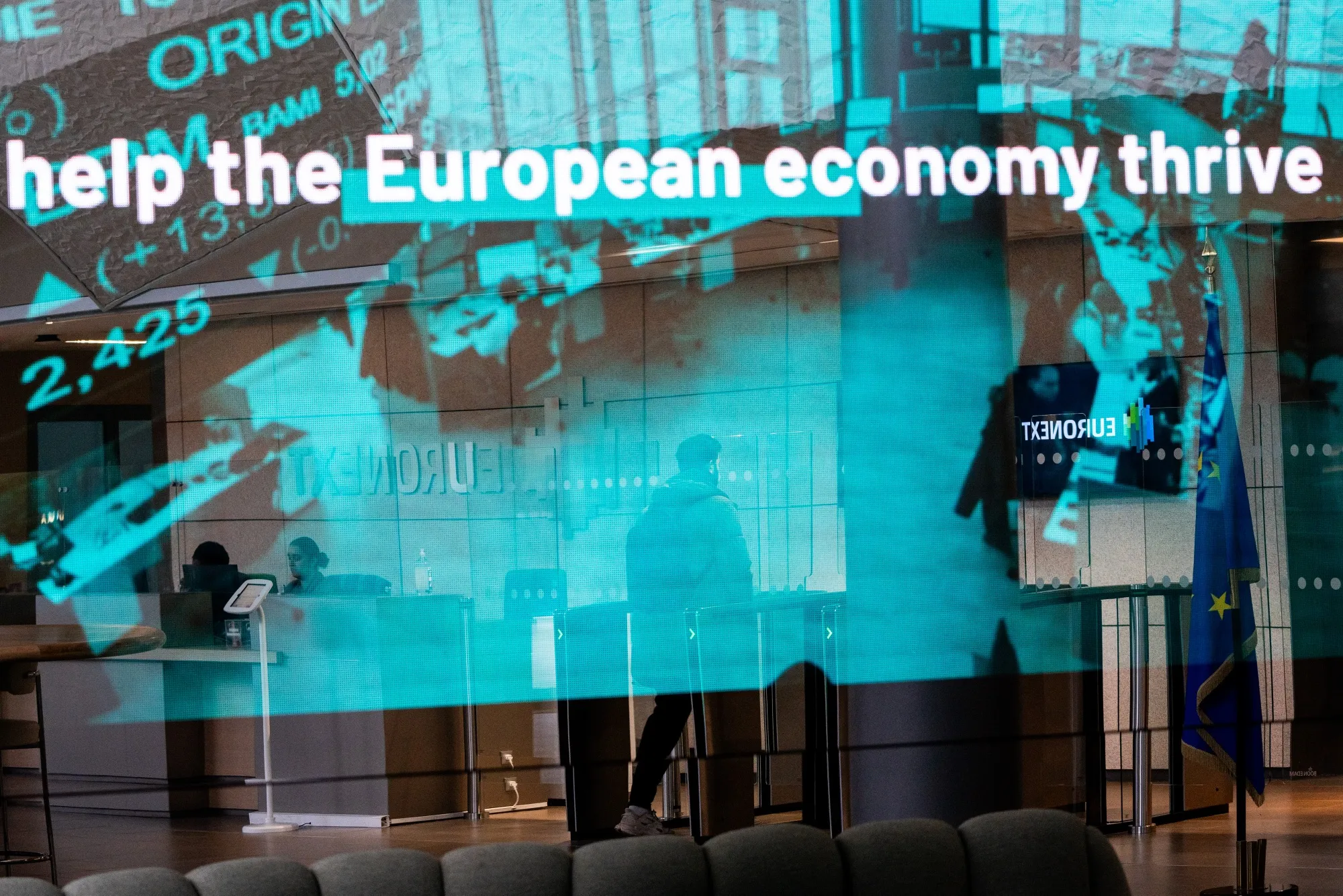 Bank of France Sees Sluggish Growth With Uncertainty High