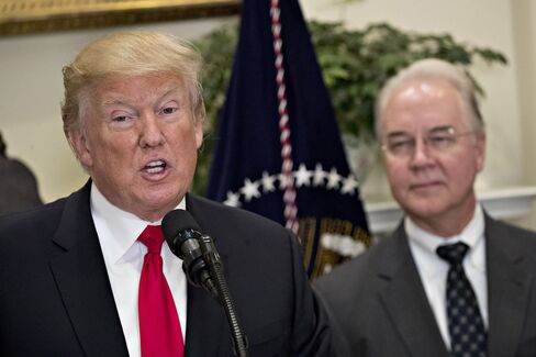 トランプ大統領とプライス厚生長官(20日の記者会見で)