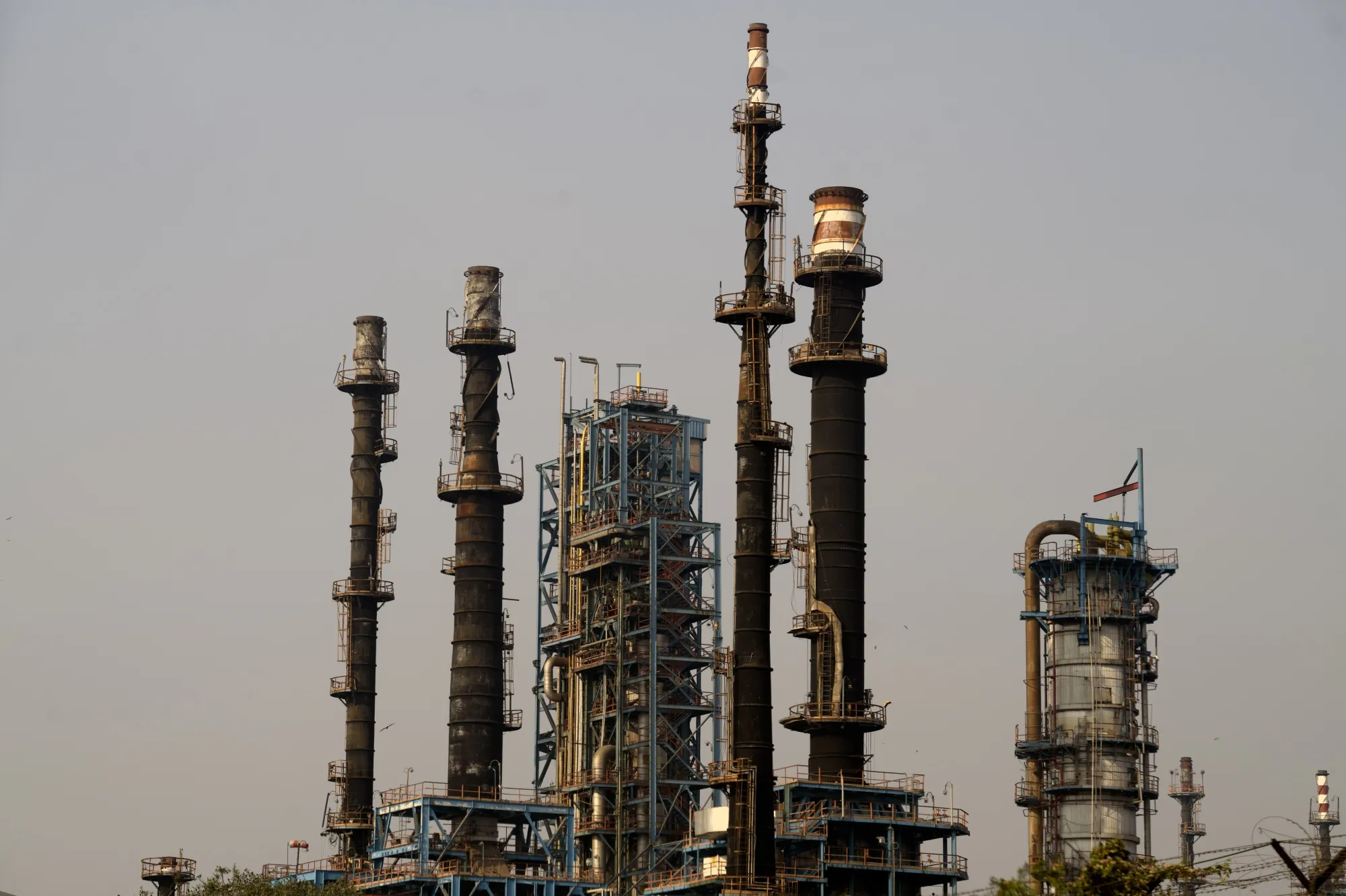 Refineries in Mumbai as Indian Refiners Eye Russian Oil Again Amid Iran Crisis