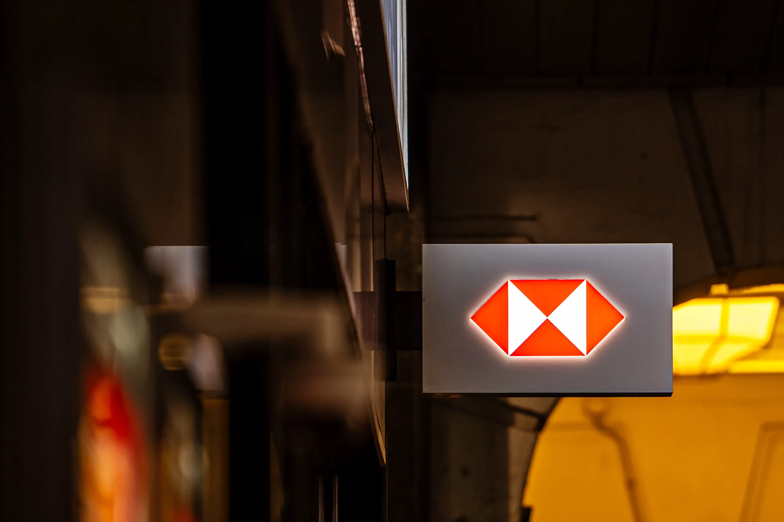 世界主要銀行の時価総額、１週間で7000億ドル余り消失－市場混乱で - Bloomberg