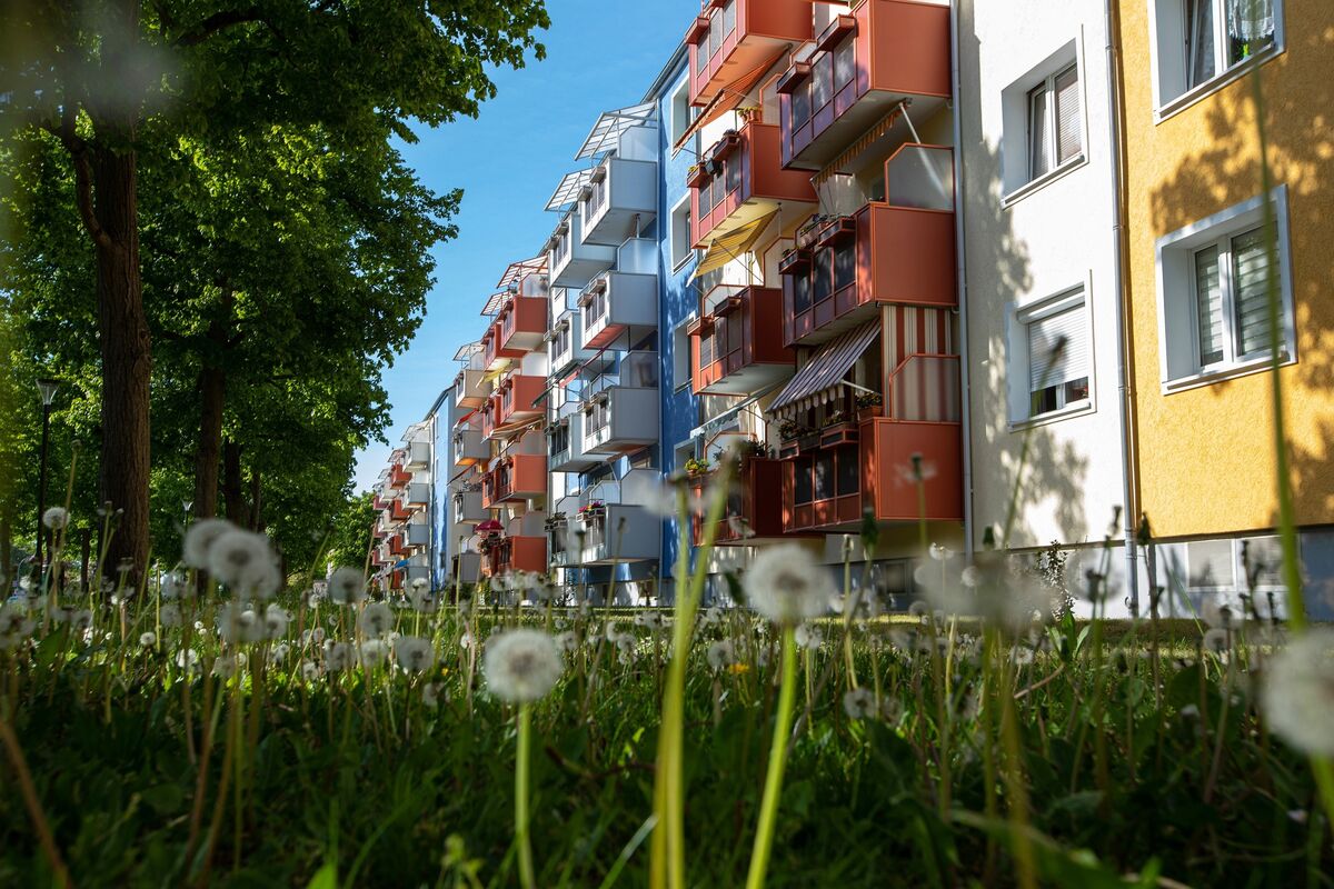 🟪"Impatto dei Tassi di Interesse: Il Consumo delle Famiglie nell'Eurozona Resterà Sotto Pressione"