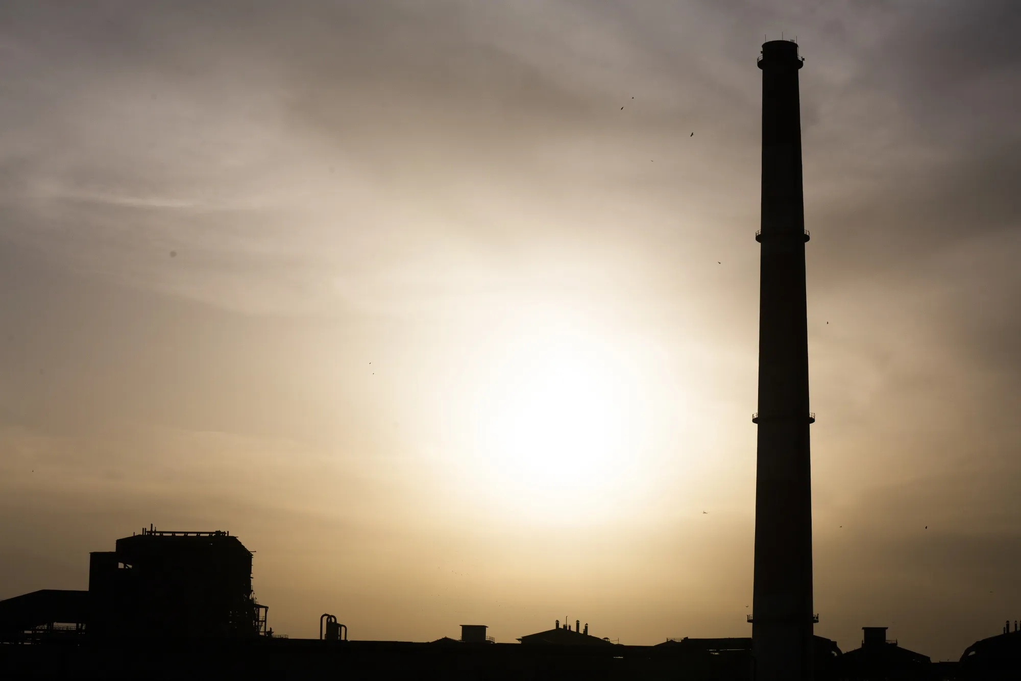 A smokestack of the shut coal-fired NTPC Ltd. Badarpur Thermal Power Station stands in Badarpur, India.