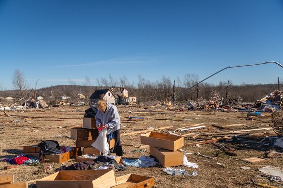 Tornadoes Leave 5 Dead in Central U.S. and 438,000 in Dark