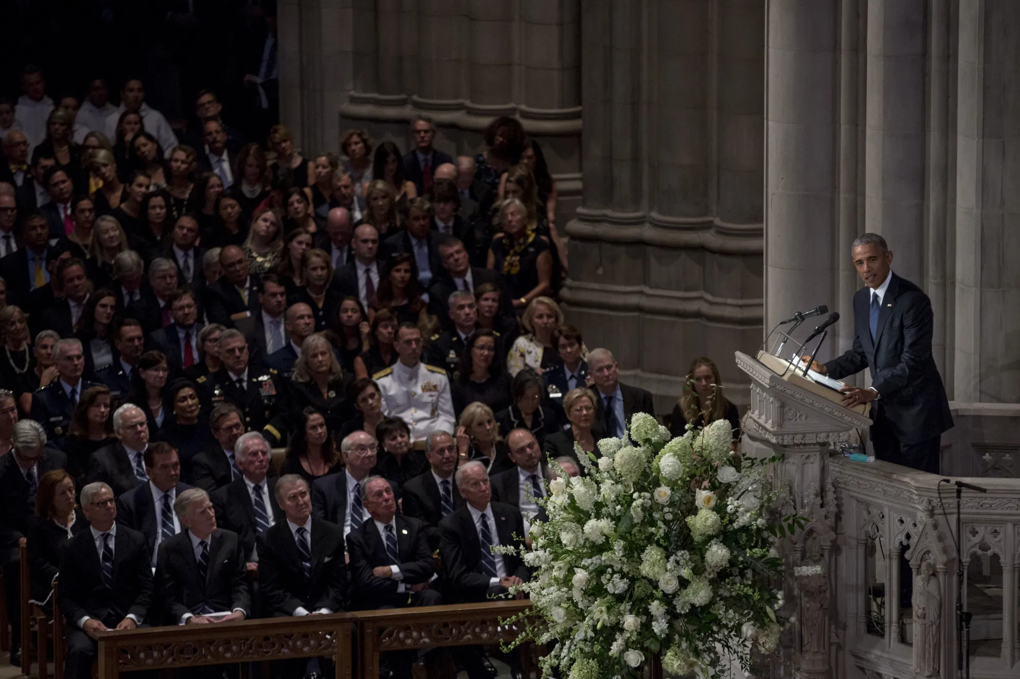 マケイン氏葬儀、オバマ氏ら歴代大統領が参列－トランプ氏は欠席 - Bloomberg