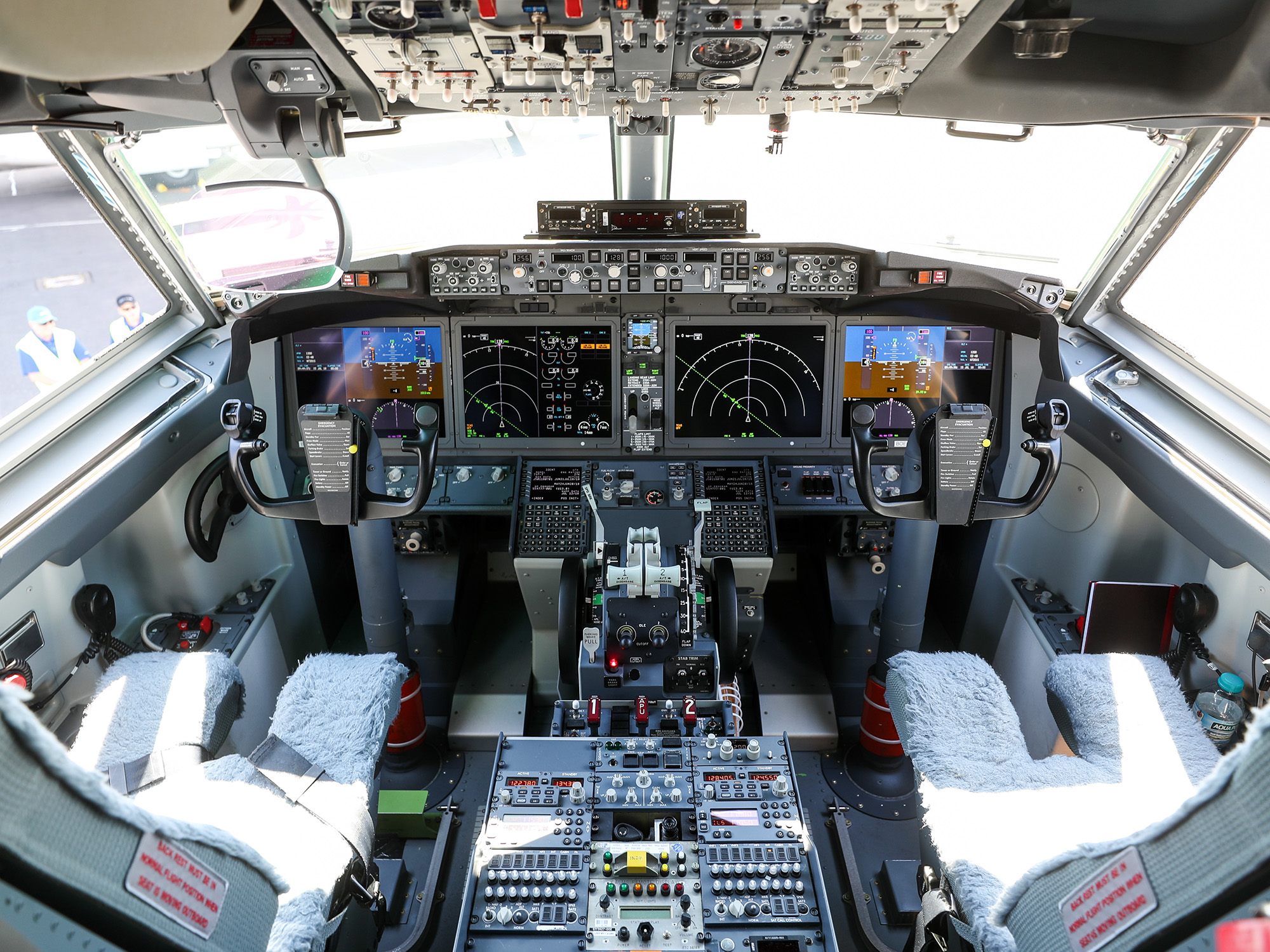 b737 max 10 cockpit