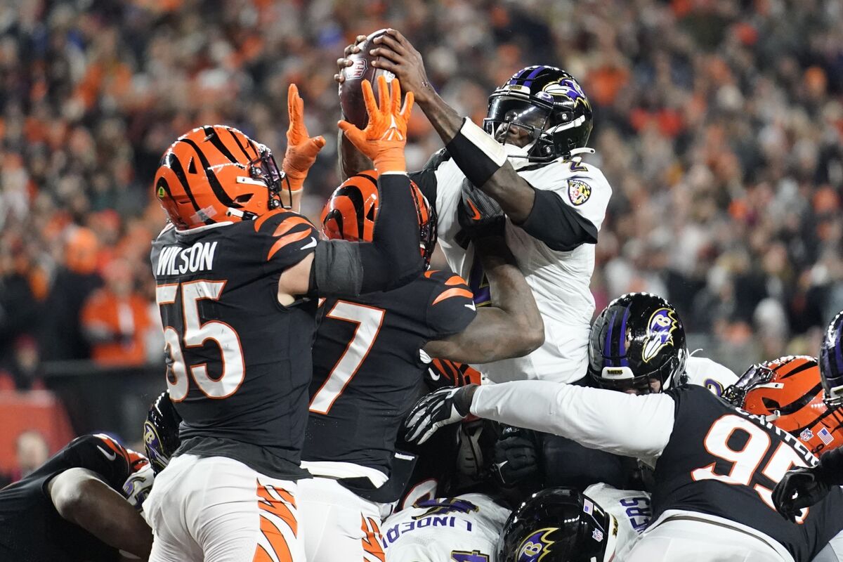 Stunning fumble return TD for Bengals beats Ravens, keeps