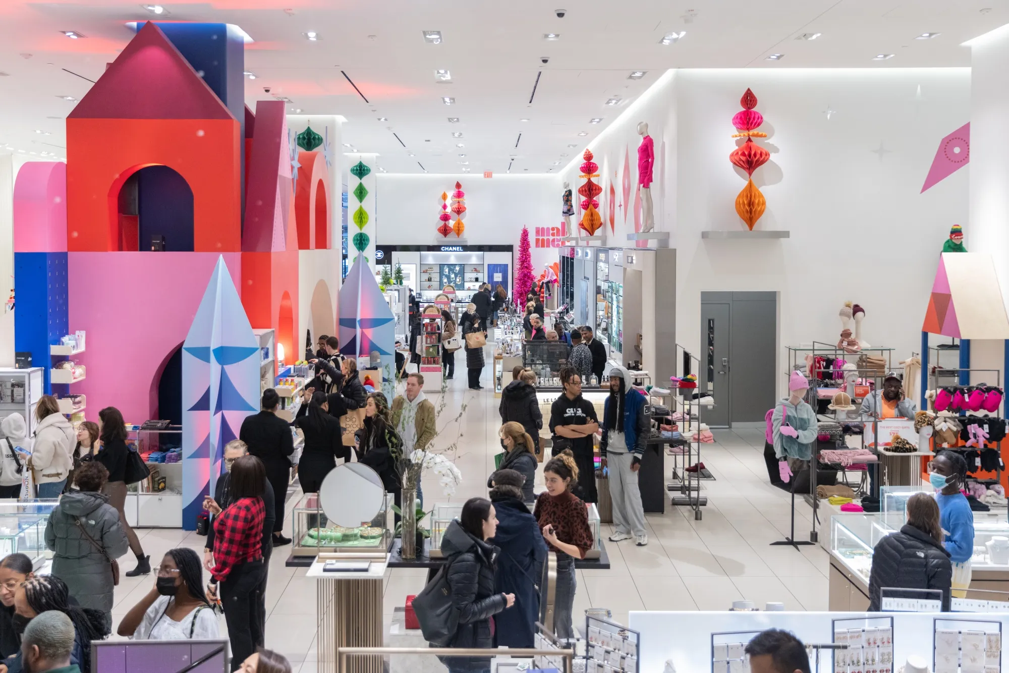 US retailers offered steep holiday discounts to overcome inflation concerns and sagging consumer sentiment.