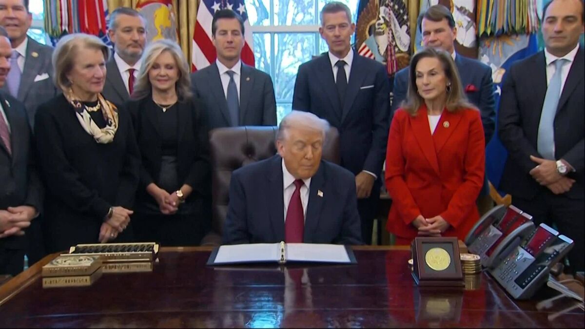 Trump Unwinds Biden-Era Rules for Gas Mileage