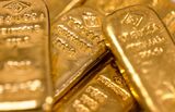 Gold Advances as Traders Weigh Fed Rate Hike, Growth Risks