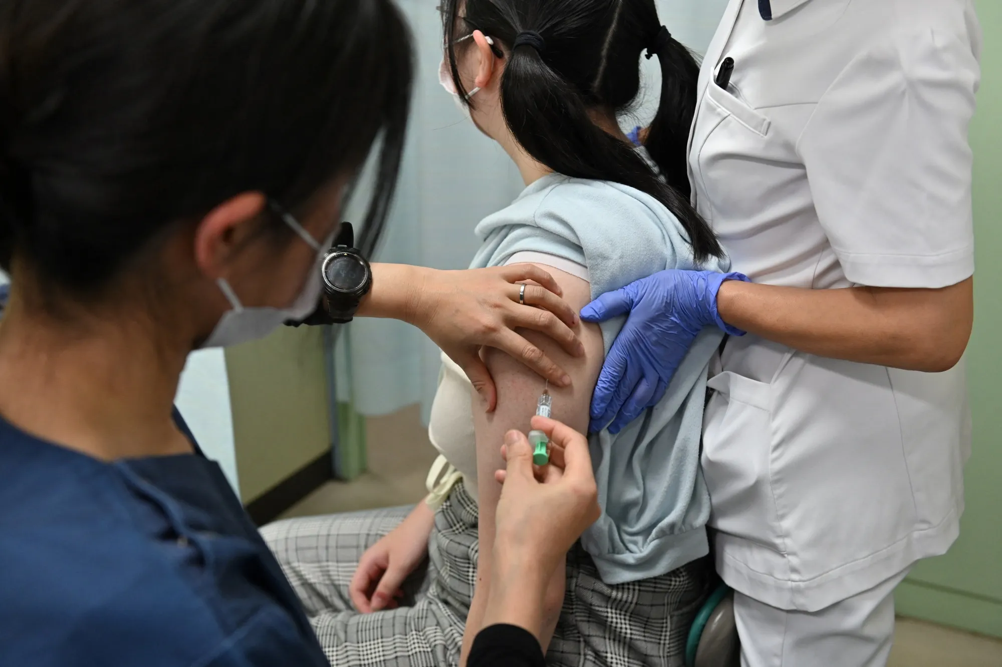 A young woman&nbsp;receives&nbsp;the HPV vaccine at a hospital.