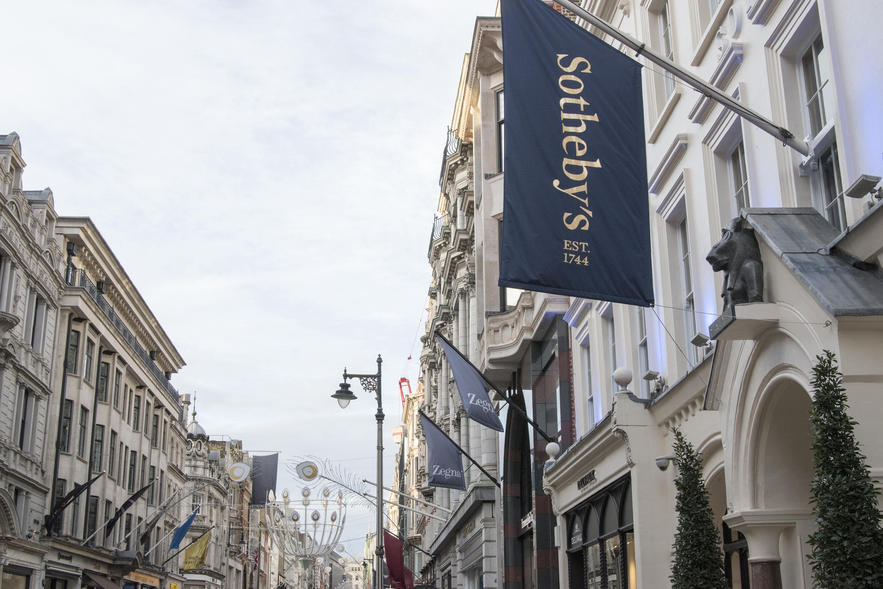 Drahi Refinances Sotheby's Storied London Mayfair Auction House - Bloomberg