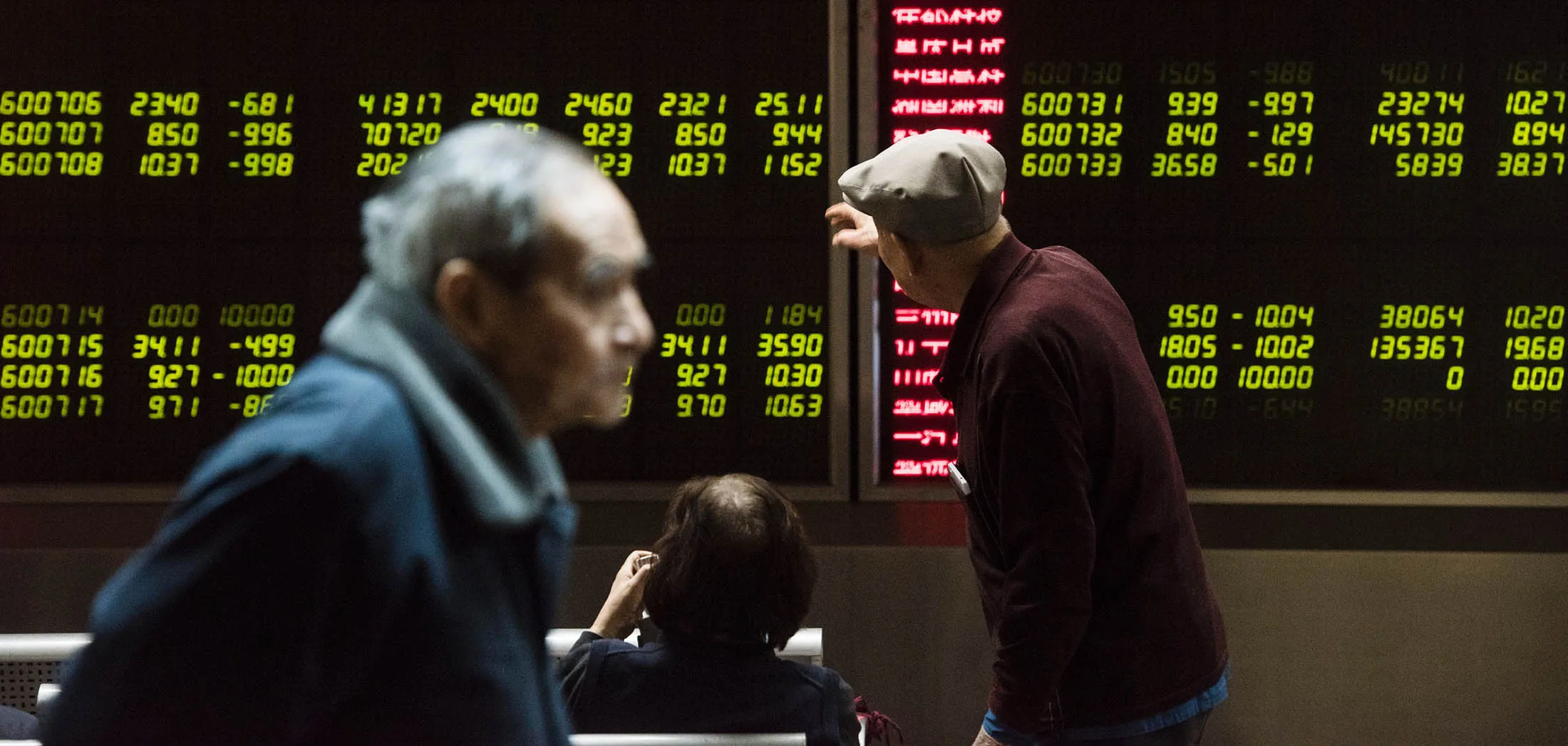Investors look at screens showing stock market movements at a securities company in Beijing on January 7, 2016. Chinese markets were suspended on January 7 for the second day this week after they fell more than seven percent, leading an Asia-wide sell-off as China weakened the value of the yuan currency by the most since August. AFP PHOTO / FRED DUFOUR / AFP / FRED DUFOUR (Photo credit should read FRED DUFOUR/AFP/Getty Images)
