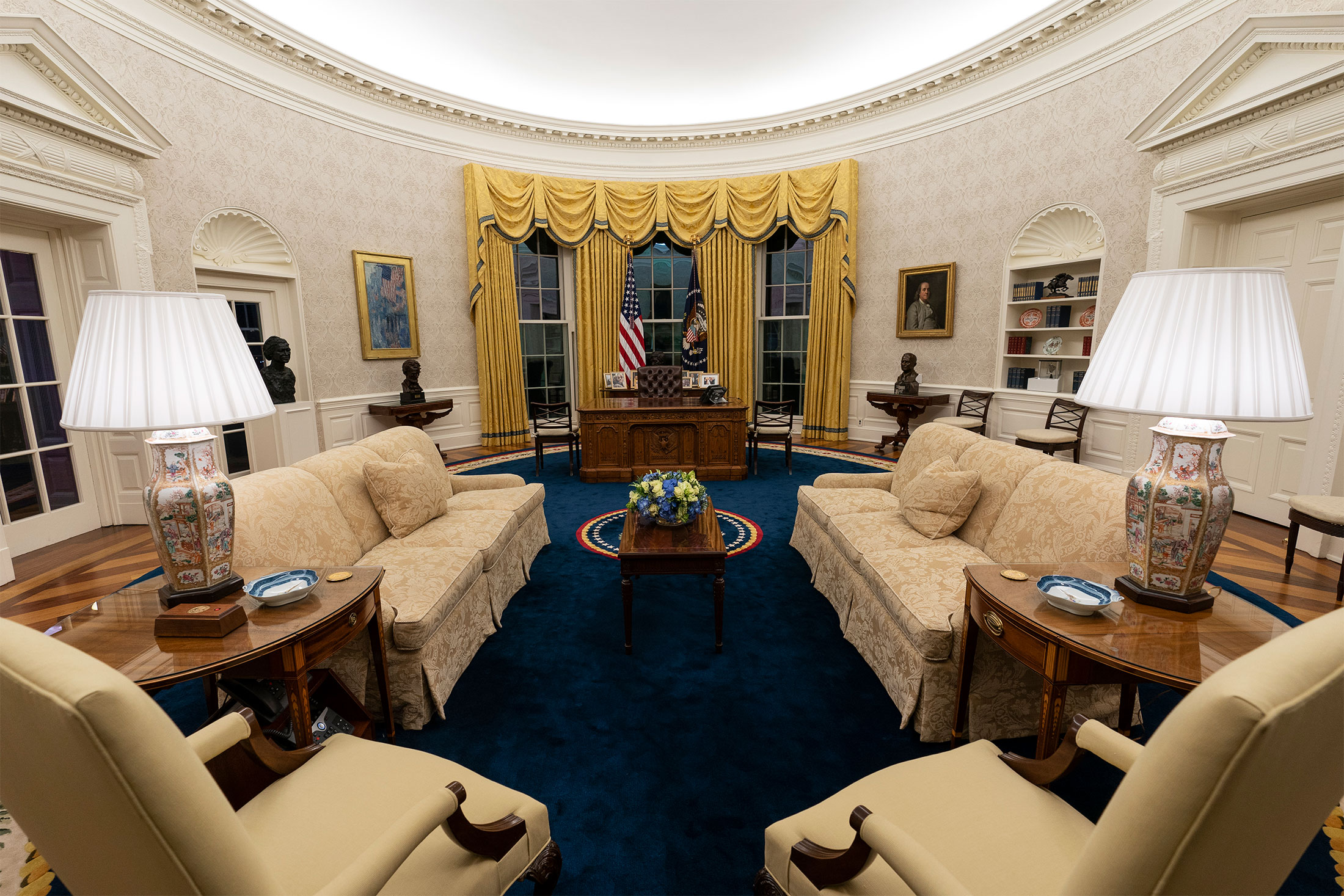 New President Brings a Slightly New Look to Oval Office - Bloomberg