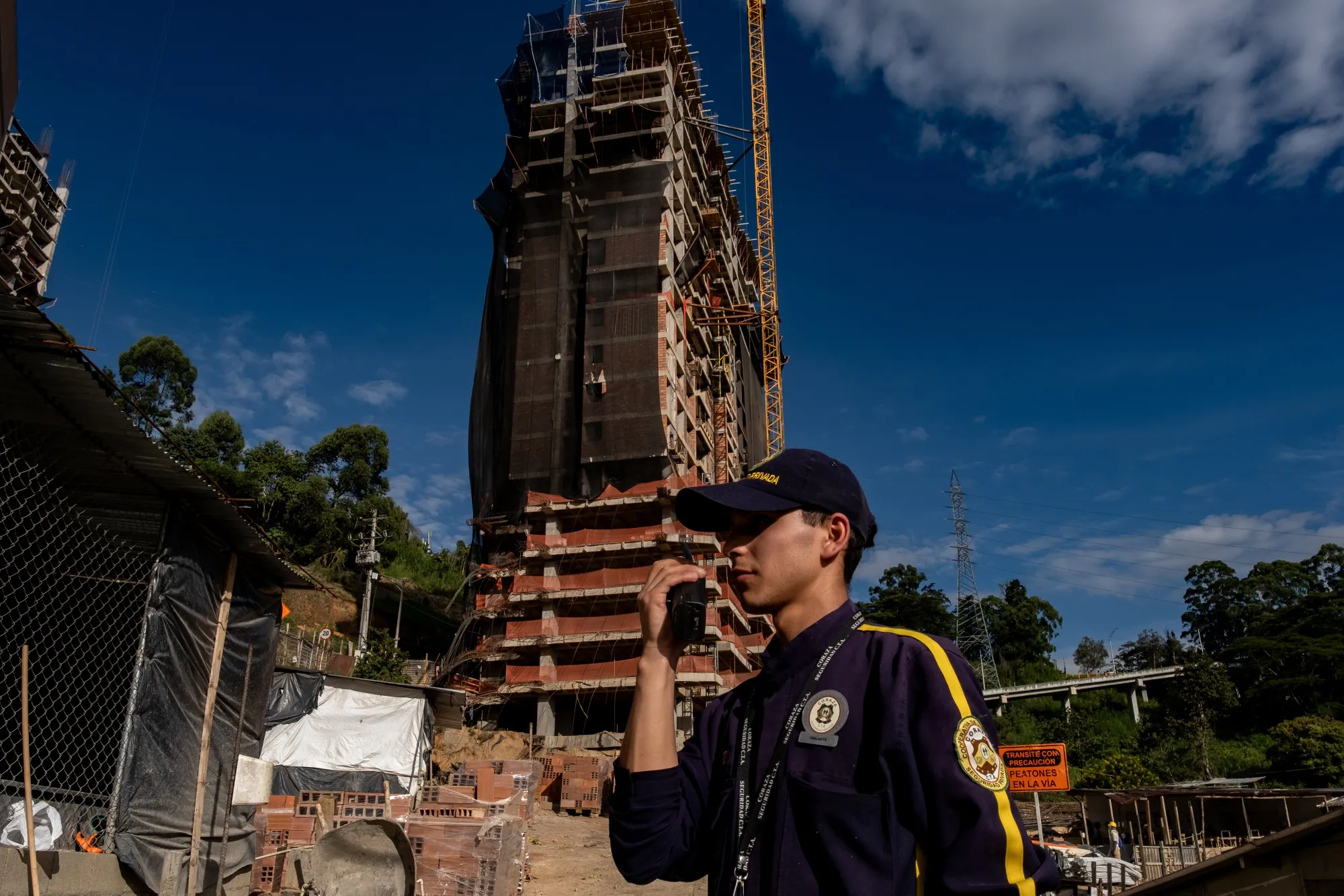 Un guardia de seguridad en una obra en Medellín.n.