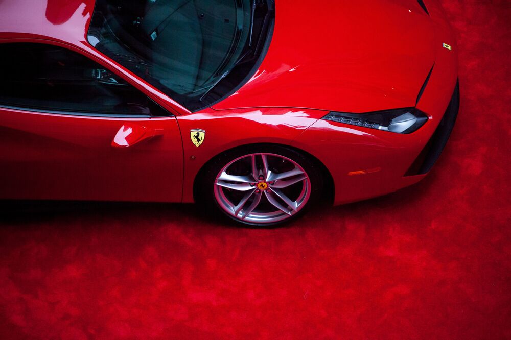 ferrari フェラーリ、時価総額がステランティス追い抜く－今年34％上昇 - Bloomberg